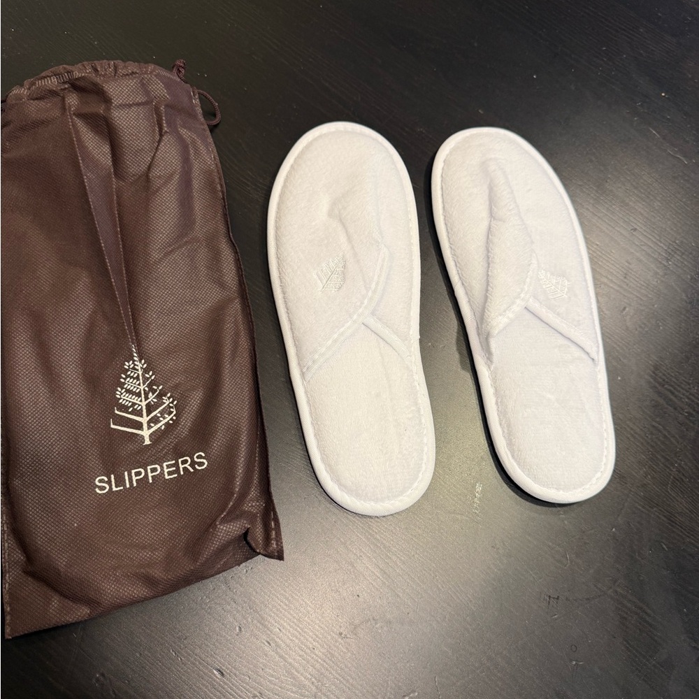 Elegant White Flip-Flops with Carry Bag